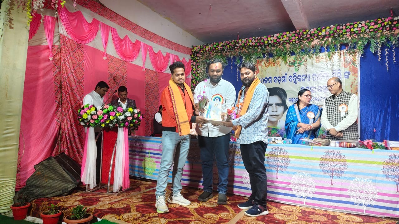 “ବଡ଼ମାଁ” ଭାବରେ ପରିଚିତ “ବହ୍ନିକନ୍ଯା” ପାର୍ବତୀ ଗିରିଙ୍କ ୧୦୦ତମ ଜନ୍ମବାର୍ଷିକୀ ଅବସରରେ ଟିମ୍ ହେପି ପାଇକମାଳ କୁ ସମ୍ମାନିତ